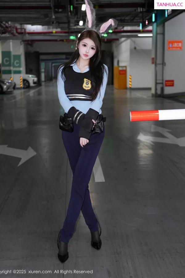 甜妮  [XiuRen]高清写真图 2025.04.16 No.10158 甜妮 制服诱惑第4张图片
